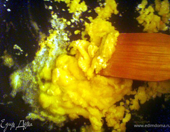 муку смешать с тёртым сыром и слегка поджарить в масле