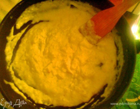 подлить молока,добавить чуть-чуть  соли,хорошо размешать и варить,помешивая до густоты