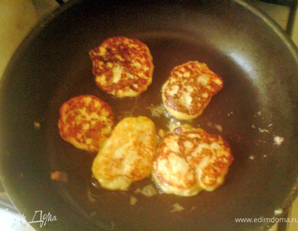 брать ложкой и выкладывать на хорошо разогретое масло,  обжарить  с двух сторон