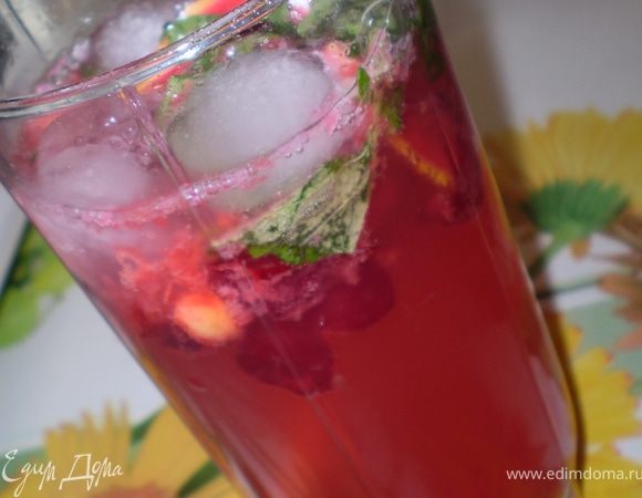 Вишню, мяту, лимон и сахар раздавите ложкой. Положите в бокал лед. При желании добавьте алкоголь, долейте минералкой. Перемешайте соломинкой для коктейлей и освежайтесь на здоровье)))