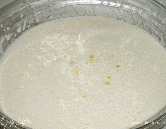 Яйца взбить с сахаром до кремообразного светлого состояния (около 3 минут), добавить растопленное масло, оливковое масло, молоко, ваниль, хорошо перемешать.