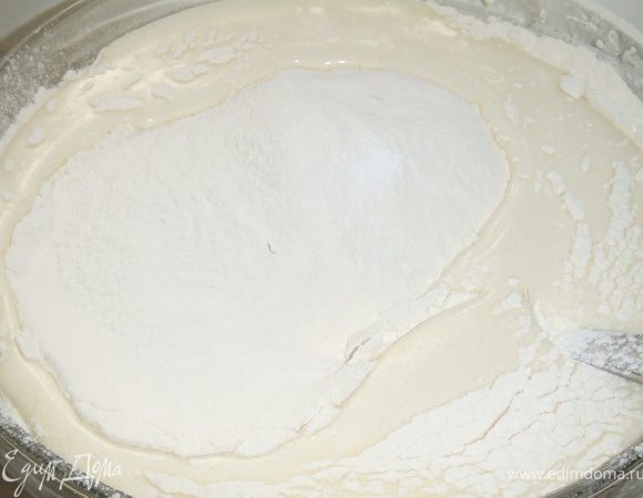 Затем добавить муку, разрыхлитель, соль.