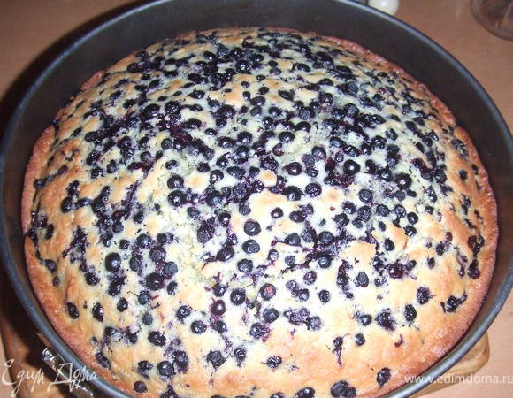 Дать пирогу остыть в форме минут 10-15.