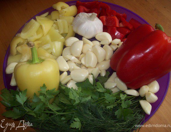 Чистим чеснок (это пожалуй самое нудное занятие), перцы моем и режем небольшими кусочками. Из перцев удаляем ВСЕ семечки и белые мембранки, зелень так же моем  и слегка рвем.