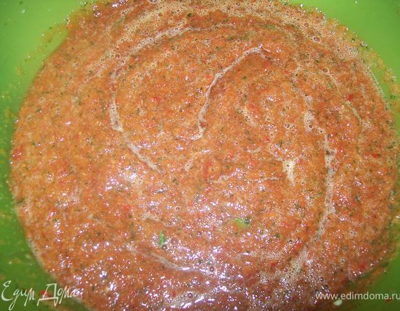 Все намыли, нарезали, нарвали...и в блендер!!!! перемалываем все до однородного состояния...добавляем томатную пасту  сахар и соль. Далее я разливаю сразу по бутылкам...приправу я ьермически не обрабатываю...а вот бутылки стирелизую. Храню в холодильнике.