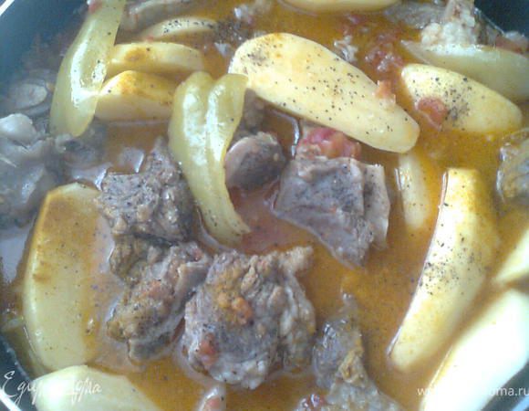 как только появиться сок помидора,добавляем картошку поделив её на две части( если она дольшая,то на 4 части,и если сока мало,то добавляем бульон мяса,опять проверяем соль ,добавляем перец,можно щепотку имбиря,у нас есть кекоту( ета приправа жёлтого цвета,она меняет цвет блюда,и очень полезный для здоровья,её ещё добавляем в плов),накрываем крышкой и готовиться на медленном огне,пока не будет готова картошка))))