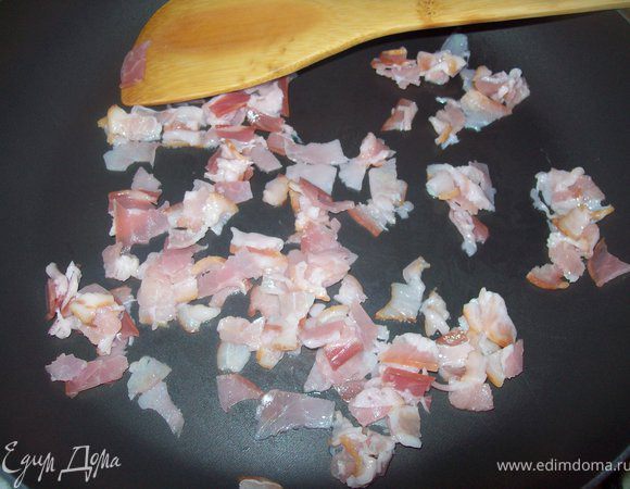 бекон нарезать мелким кубиком и обжарить до тех пор пока не вытопиться весь жир...(масло мы не добавляем)