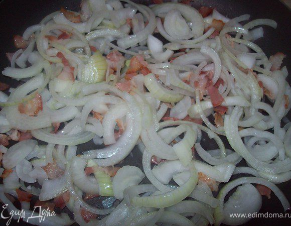 далее режем лук полу кольцами и отправляем к бекону, обжариваем на маленьком огне до золотистого цвета. Постоянно почешиваем что бы не подгорело.