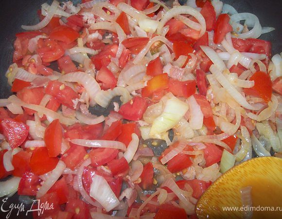 Далее добавляем помидоры нарезанные кубиком...не очень мелко , но и не очень крупно...