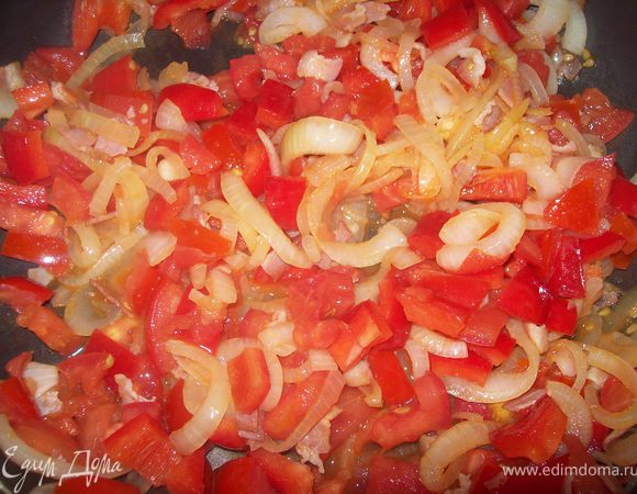 Через 5 минут добавляем  нарезанный такими же кубиками как и помидор  красный болгарский перец, добавляем чайную ложку с горкой сладкой паприки, я добавляю еще немного острого крастого перца. Все хорошенько перемешиваем , закрываем крышкой и тушим минут 10. 