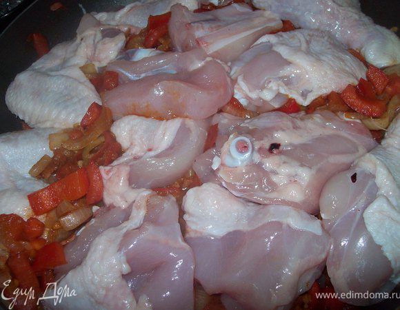 разделываем цыпленка на порционные куски...(грудки я разрубила каждую на 3 части) и отправляем к овощам.Накрываем крышкой и тушим минут 15-20. В некоторых источниках я читала, что можно обвалять курицу в муке...обжарить до золотистого цвета и только после этого положить в овощам.