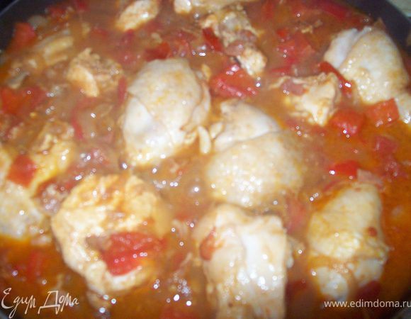 Далее добавляем бульон , закрываем крышкой и тушим 1 час переодически помешивая. В некоторых сточниках я читала, что можно не добавлять помидоры, перец и бульон, а заменить это все томатной пастой разведенной в стакане воды. Мне кажется это вариант эконом  класса..(