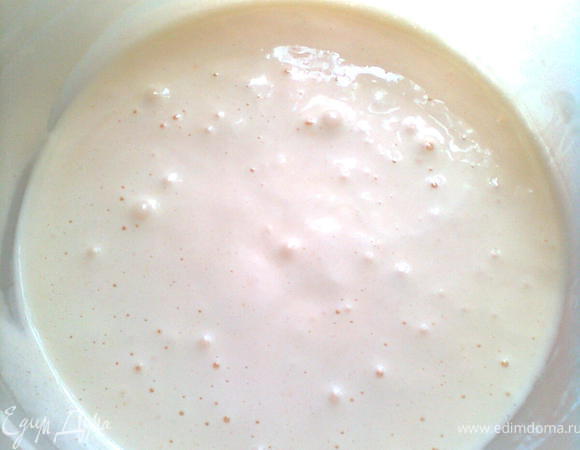 взбить яйца с сахарным песком,добаить майанез, масло,разрыхлитель и  мукуприготовить тесто ,делим его на две части(вторую берём меньше первого)и отправляем в морозильник на час( у меня постоял дольше)