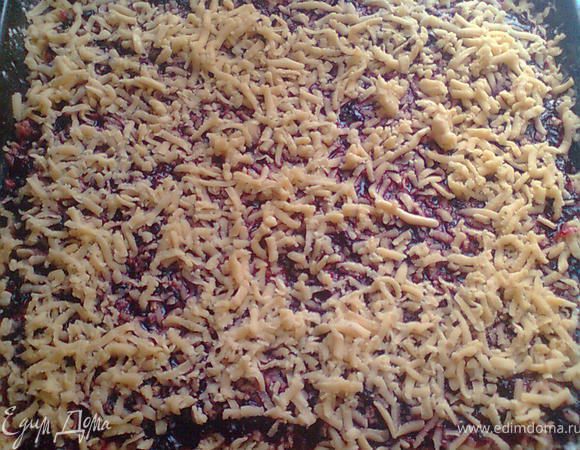 затем смазываем на него черничное варенье(можно и джем,повидло), натираем цедру лимона,а с верху натираем вторую(меньшию)часть теста,отправлем в печку,на 20-20 минут,180 градусов( ну ето зависит от печки,проверьте готовность спичкой)