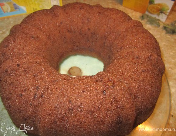 Готовим бисквит по рецепту http://www.edimdoma.ru/retsepty/31029-biskvit-shokolad-na-kipyatke, с небольшими  изменениями.
Вместо какао трем шоколад на средней терке, добавляем его к муке.
Смешиваем все сухие ингридиенты.
Яйца взбиваем с молоком, растительным маслом( его количество уменьшено).
Яичную масу добавляем к сухим продуктам, хорошо вымешиваем.
И добавляем 3/4 ст. КРУТОГО КИПЯТКА.
Выливаем тесто в форму( форму ничем не смазываем).
Выпекаем 40-60 минут( может быть и больше, все зависит от духовки), до сухой деревянной палочки.
Когда бисквит готов, достаем из духовки, немного даем остыть. Потом берем форму и бросаем ее на стол с высоты 10-15 см. Проверить не пристали ли края. И можно бисквит переворачивать на блюдо.