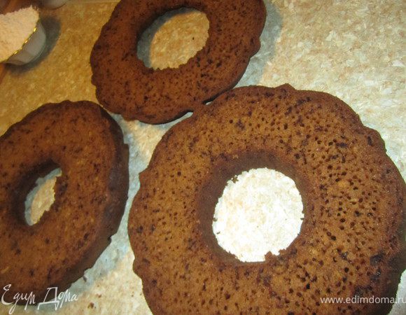 Разрезать готовый бисквит на три коржа.