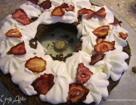 Сметану взбить с сахаром. Взбить, что бы она была плотная и не растекалась. При необходимости можно добавить загуститель для сливок.
Выложить половину крема на корж.
Добавить ягоды( у меня сушеная клубника).