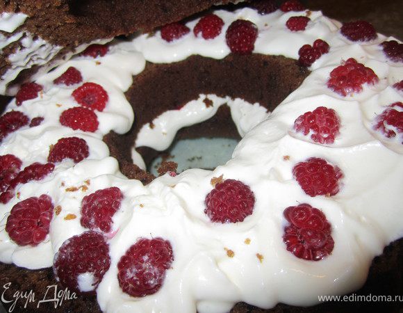 Покрыть коржом.
Выложить оставшийся крем добавить малину.