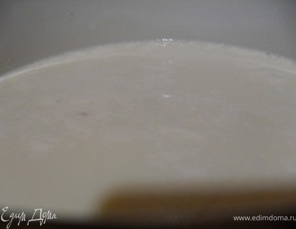 Молоко выливаем в кастрюлю, ставим на сильный огонь.Добавляем сметану. Перемешиваем ложкой.Через 7 минут молоко начнет нагреваться, будут подниматься пузырьки и слышаться хлопающие звуки.