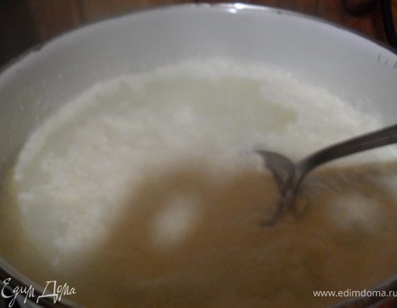 Как заметите процесс сворачивания, влейте лимонный сок.перемешайте ложкой и прогрейте еще около 1 минуты.