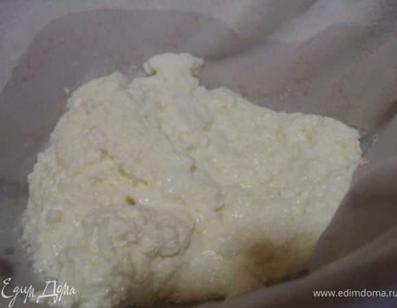 В дуршлаг проложить слой марли, сцедить сыворотку.