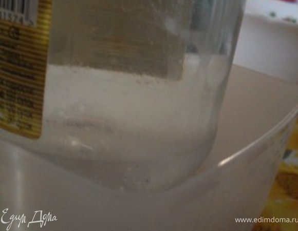 Завернуть сыр в марлю и поставить под гнет.