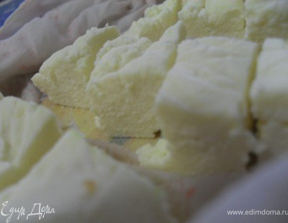 Через час достаем сыр и режем на кубики.