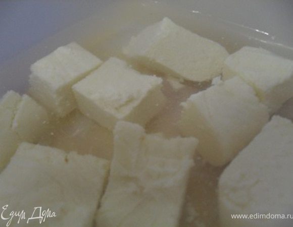 В воде разводим соль, заливаем рассолом кусочки сыра.Через пол часа можно пробовать.Хранить сыр в герметичной емкости в рассоле.


P.S.Можно сыр и не резать на кусочки, а положить одним большим кусочком, но тогда воды и соли нужно больше