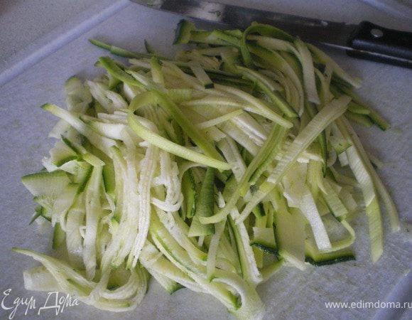 Нарезать цукини тонкой соломкой.