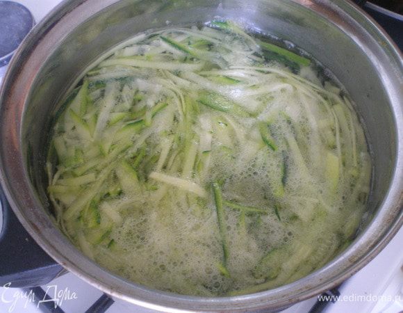 Опустить в кипящую подсоленную воду на 3-5 минут. Откинуть и дать стечь воде.