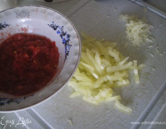 Помидоры  и чеснок натереть на тёрке, перец нашинковать соломкой.