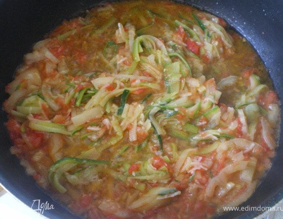 Обжарить перец, добавить помидоры,цукини, затем чеснок и  Тушить 5 минут.