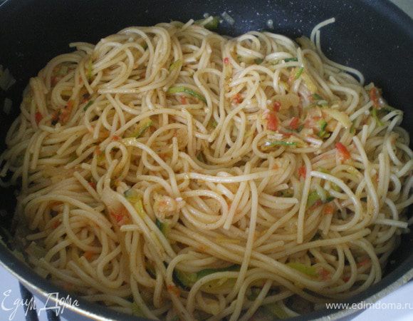 Отварить спагетти до полуготовности и добавить к тушёным овощам.