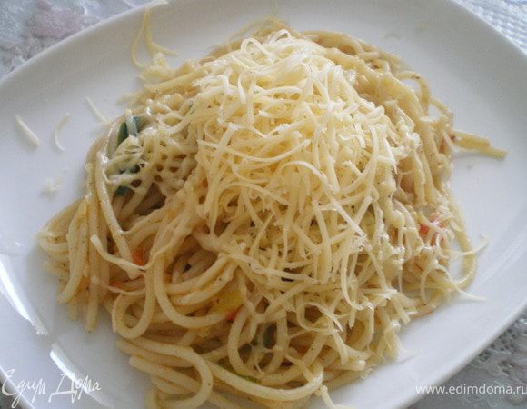 Готовые спагетти украсить тёртым сыром.