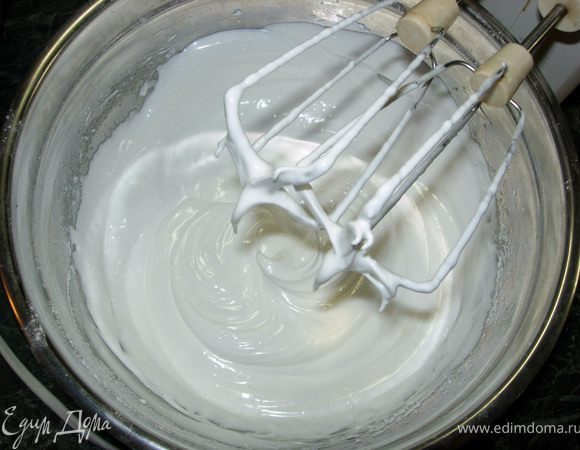 Взбить белки до мягких пиков, добавить лимонный сок и 70 граммов сахарной пудры. Взбивать до устойчивых пиков, затем аккуратно вмешать еще 70 грамм пудры.