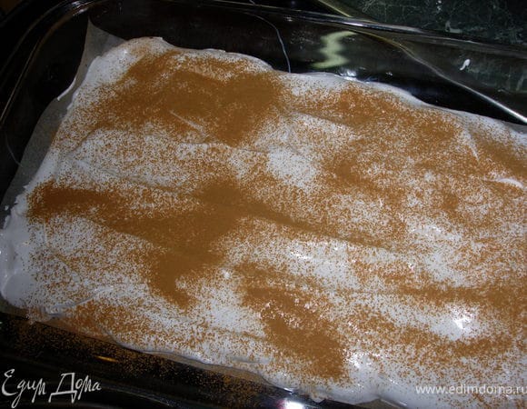Выложить массу на противень и размазать до толщины 1 см. Посыпать корицей, оставшейся сахарной пудрой и орехами. Поставить в духовку на 20 минут. 
