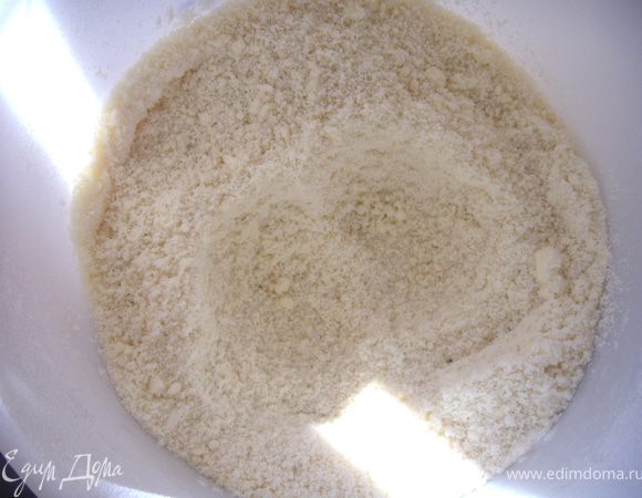 взбить в крошку при помощи миксера муку, 2 ст ложки сахара и масло