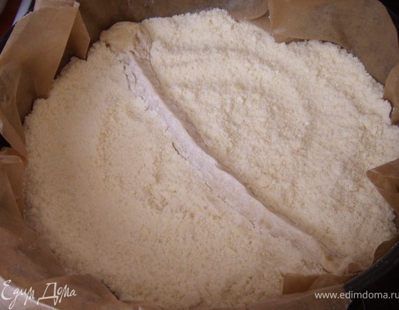 взбить яйцо с ложкой сахара и добавить муку, вымесить тесто. скатать колбаску из теста и выложить ее по диагонали формы так, чтобы получился высокий бортик