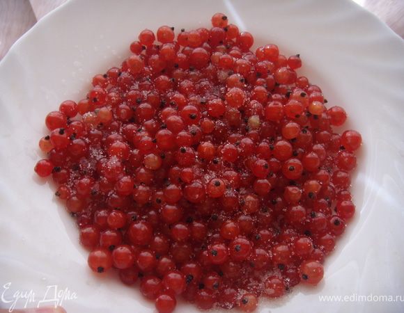 красную смородину помыть, перебрать и присыпать сахаром