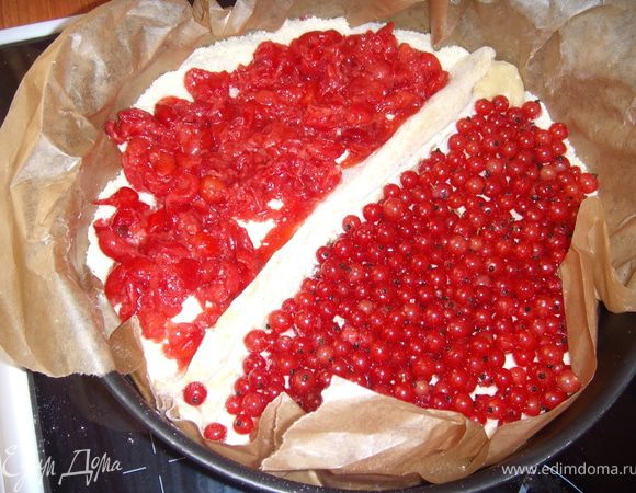 выложить на одну половину смородину, на другую - вишню