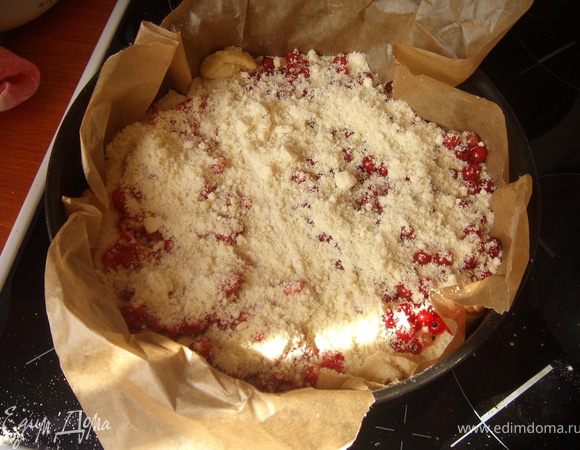 присыпать оставшейся крошкой и ванильным сахаром