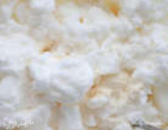 Белки взбить в крепкую пену, добавить к маскарпоне с желтками и перемешать.