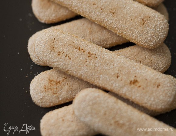 Бисквит разрезать на небольшие полоски.