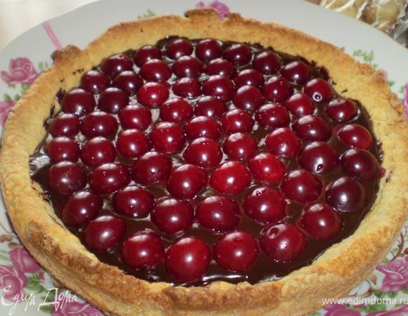 Вишни отделяем от косточек  и выкладываем на крем. Сверху можно залить желе, но я не заливала. Все, наслаждайтесь)))