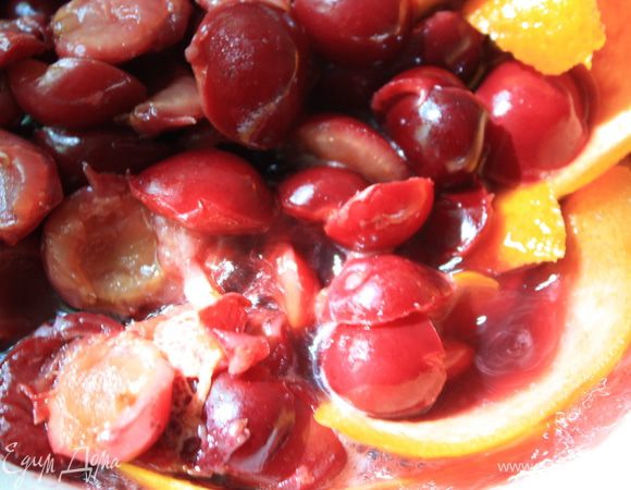 С вечера заливаем вишню бренди или киршем, а у меня вот в доме оказалось немного коньяка, добавляем полоску цедры и слегка тушим на медленном огне 3-5 минут, оставляем на ночь, даем вишне спокойно понырять в коньяке. Сливочное масло бросаем в морозилку, 2-3 столовых ложки воды тоже (я ее налила на дно пластикового контейнера , что бы потоньше слой был, ибо потом удобнее рубить)))