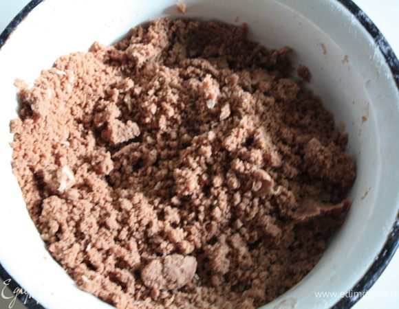 на следующий день готовим тесто: просеять муку с какао, добавить масло. В рецепте написано протирать смесь кончиками пальцев, пока она не начнет напоминать хлебные крошки, я проделала сию процедуру при помощи ложки. Ввести сахар.