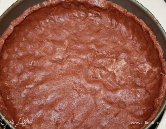 в отдельной миске желток и замороженную воду порубить, пока это не превратиться в однородную смесь. Странное пожелание, но ничего, вроде пирожок вышел... крошко-образную смесь и желток со льдом смешать (я делала это ложкой), завернуть в пищевую пленку и в морозилку на пол часа. Там предлагается довольно сложный вариант раскатки через пищевую пленку, с торчащими краями и их обрезкой после прохождения духовки, я просто разложила тесто по стенкам разъемной формы руками. Проткнуть тесто вилкой, накрыть пергаментной бумагой, рецепт предлагает насыпать горох или рис, я же поставила на пергамент легкую миску. Отправить в духовку на 180 градусов на 12 минут, после чего убрать отягощение сверху и вернуть тесто в духовку еще на 10 минут.