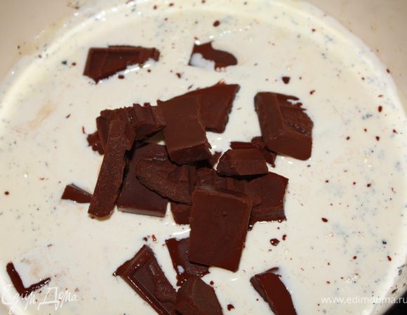 Тем временем готовим начинку. Нагреть сливки на маленьком открытом огне, с половиной стручка вскрытой ванили, перед кипением снять с огня, дать несколько минут постоять (что бы ваниль могла настояться), положить шоколад в горячие сливки, что бы он, начал таять. Если Вы используете ванильный экстракт, всыпьте его одновременно с шоколадом. Когда шоколад растает, вынуть ванильную палочку и размешать шоколадно-сливочную массу до однородности. Влейте небольшое количество шоколадно-сливочной массы в слегка взбитые яйца и тщательно перемешайте, затем всю, шоколадно-яичную массу, влейте обратно в шоколад и опять все тщательно перемешайте, если Вы решили добавлять алкоголь, то сейчас для этого самый подходящий момент. Вишню осушить и выложить на испеченное тесто (наше буржуазное издание рекомендовало предварительно смазать тесто вишневым джемом, но мне показалось это будет слишком много вишни и я не стала этого делать, но вдруг найдутся желающие), залить вишню шоколадной смесью и отправить в духовку на 20 минут. Достать из духовки, центр тарта должен быть слегка колеблющимся, и не вынимать из формы до полного остывания, что конечно, потребует некоторого наличия силы воли...  После полного остывания перекладываем на блюдо, украшаем листочками мяты. Листочки мяты можно обмакнуть во крепко взбитый белок с сахарной пудрой, так они дольше сохранять эстетичный вид. Приятного аппетита!