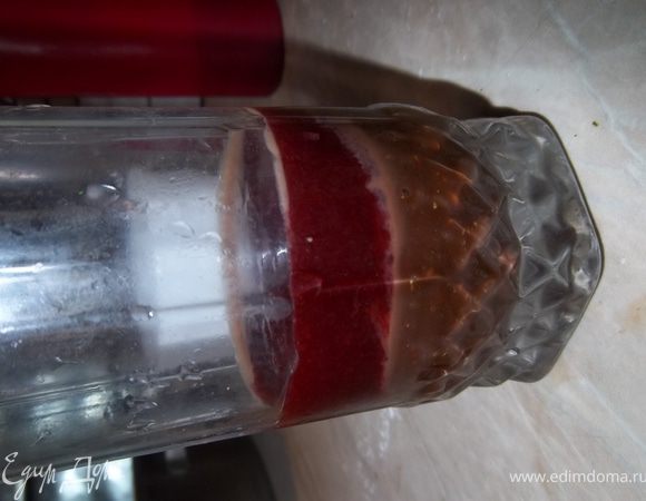 Затем заливаем клубничный сироп, потом кофе и сливки(молоко). Подаватьт с двумя трубочками.Готово!