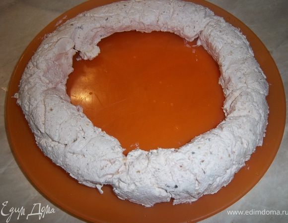 Выложи в форму для круглого кекса,предварительно выстели его пищевой пленкой.Охлади в холоодильнике 2часа.После аккуратно переверни форму на блюдо и сними пищевую пленку.